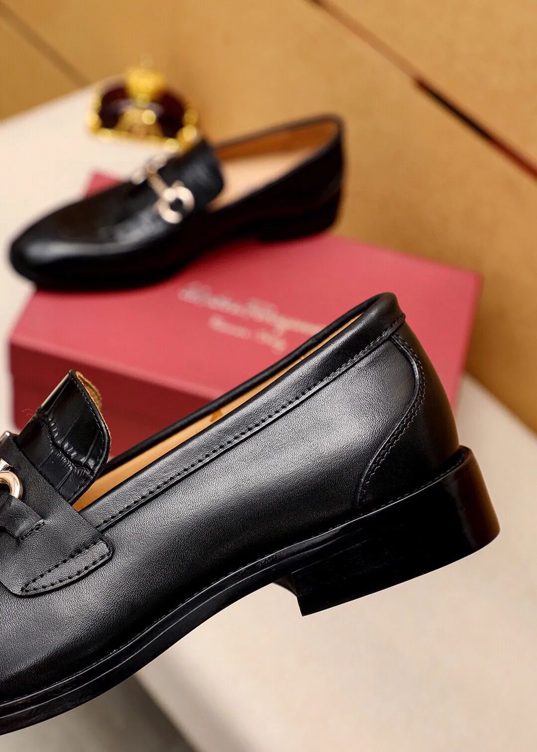 Men's shoes 💰460 💐 Product trademark: Ferragamo "Ferragamo" casual leather shoes Regular size: 38-44 (45.46.47🉑️Customized) Product materials: Selected imported first-layer calfskin embossed upper + luxury hardware buckle, imported water-dyed cow leather lining. Strong three-dimensional visual effect, original outsole color: 2 colors available